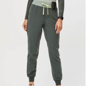 Tatu High Waisted Slim Cargo Jogger | Figs